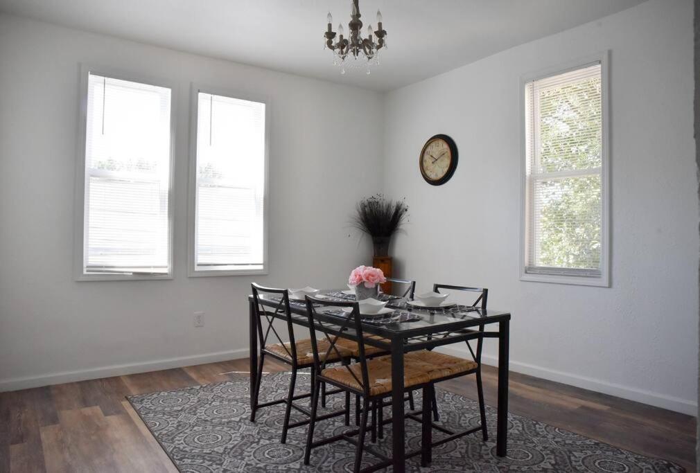Stunning Big Near Downtown North Shore & Casa de férias *